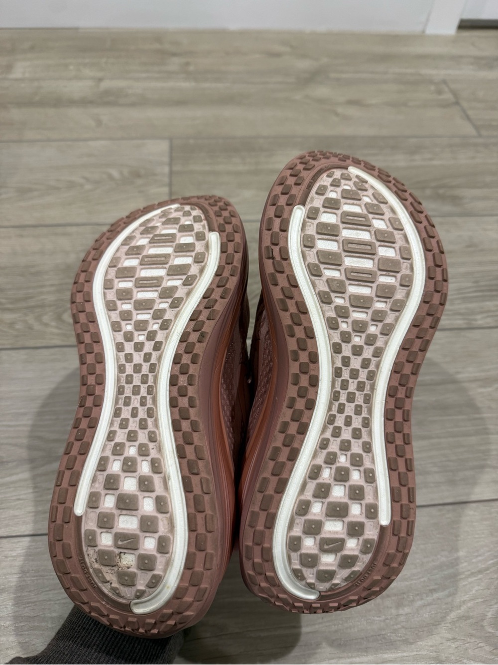 Women’s Nike Vomero Plus Rose Gold Running Sneakers- Size 8.5 - Picture 5 of 6